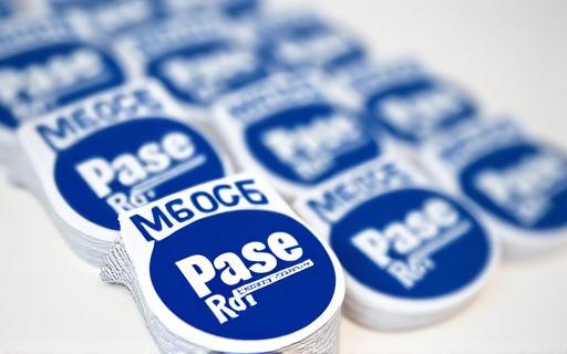 Varios tags de Pase Rápido MX organizados para una flotilla de vehículos comerciales.